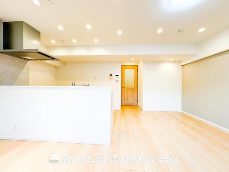 居間 家族や友人との時間など、１番多くの時間を過ごす空間だからこそ落ち着いた空間になります。