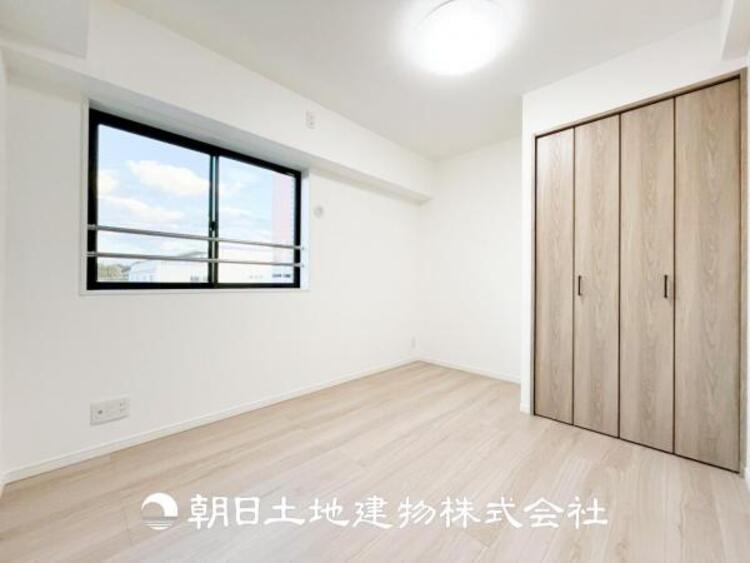 内装 【居室】爽やかな空間演出とセンス良く纏められた室内は良質な寛ぎ空間。そこで暮らす大切な人達のことを考え造りこんだ空間は日々の生活に安らぎを与えてくれます。