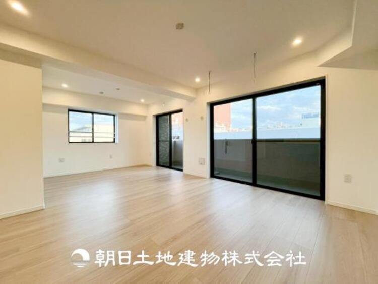 居間 【リビング】大切なご家族、招いた友人と過ごすひと時を溢れる光が優しく包み込む空間。大切な人とともに、心穏やかに過ごすひととき。家族との時間、自分の時間を大切にできる空間を作りました。