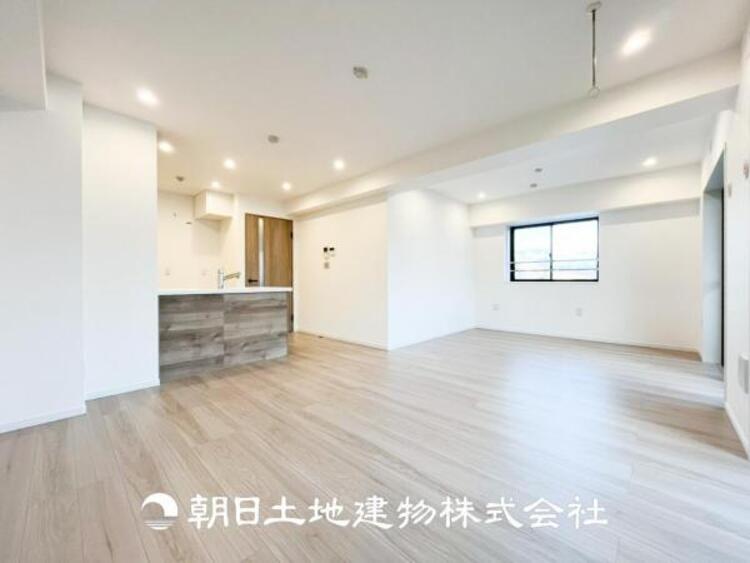 居間 【リビング】家族や友人との時間など、１番多くの時間を過ごす空間。何気なく過ぎる時でさえも上質で快適な空間でお過ごしください。