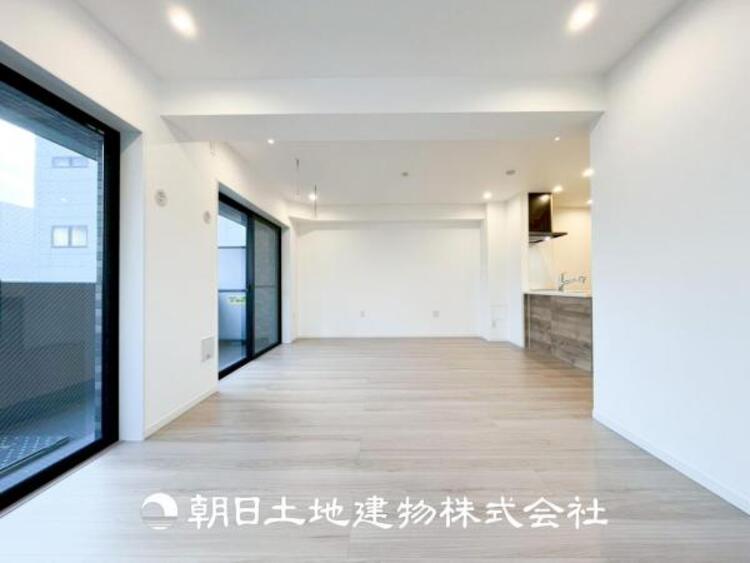 居間 【リビング】温かい色合いのフローリングと清々しい爽やかなクロスが明るい空間を創り出しているダイニングキッチン。ゆっくりと過ごす空間に相応しく、ここで楽しむ時間が家族や友人との絆をより深めてくれそうです。