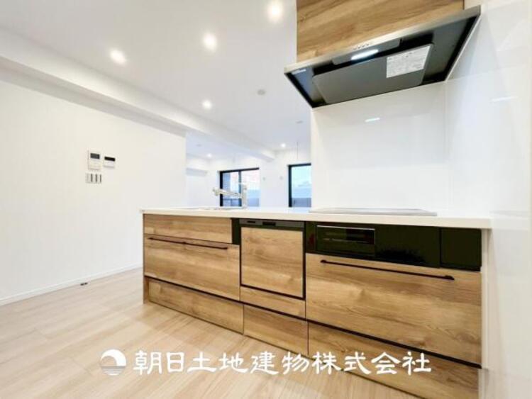 キッチン 【キッチン】仲良しなご夫婦、お子様、みんなでお料理ができる程の贅沢なスペースを実現したキッチンとなっております。みんなで作った料理を召し上がりながらの会話は盛り上がること間違いなしです。