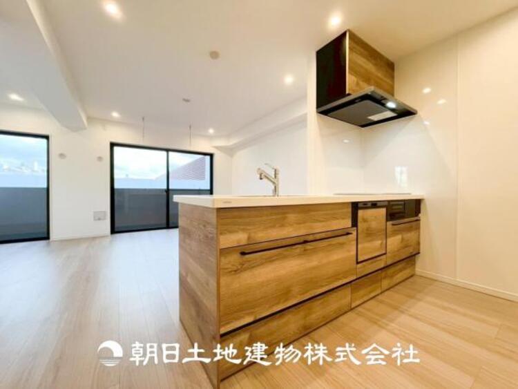 キッチン 【キッチン】住宅の主役でもあり、日常生活を過ごす上で重要な水回りでもあるからこそ機能性・デザイン性に拘りました。お掃除のしやすいシステムキッチンを設置しました。