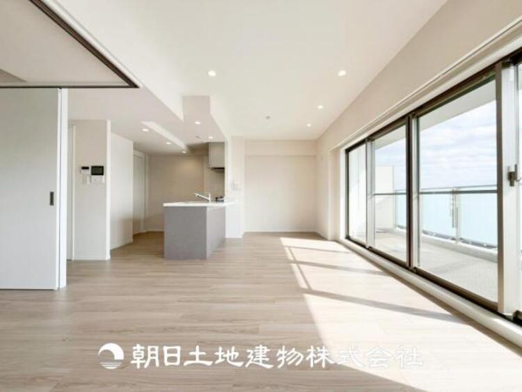 居間 【リビング】1日の中で最も長い時間を過ごすことになるリビングだからこそ、いつも笑顔があふれる空間であるように。広々とした空間から幸せな未来を。1日の中で最も長い時間を過ごすリビングは、笑顔があふれる空間です。広々とした空間から幸せな未来を。