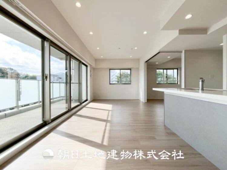 居間 【リビング】開放的で明るい空間が広がるLDK。リビングには暖かな太陽が降り注ぎ、爽やかな住空間です。お友達を呼んでお茶をしたり、一緒に料理を楽しみながら楽しい時間を。