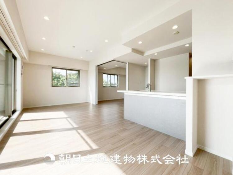 居間 【ダイニング】温かい色合いのフローリングと清々しい爽やかなクロスが明るい空間を創り出しているダイニングキッチン。ゆっくりと過ごす空間に相応しく、ここで楽しむ時間が家族や友人との絆をより深めてくれそうです。