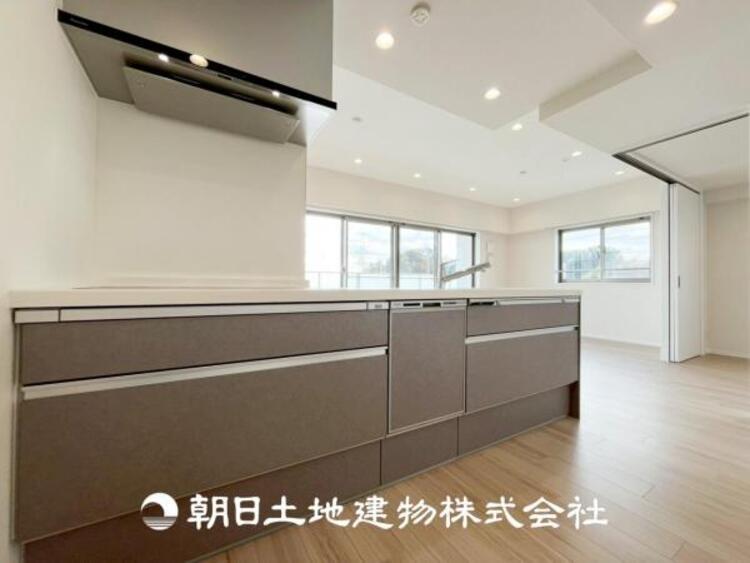 キッチン 【キッチン】仲良しなご夫婦、お子様、みんなでお料理ができる程の贅沢なスペースを実現したキッチンとなっております。みんなで作った料理を召し上がりながらの会話は盛り上がること間違いなしです。