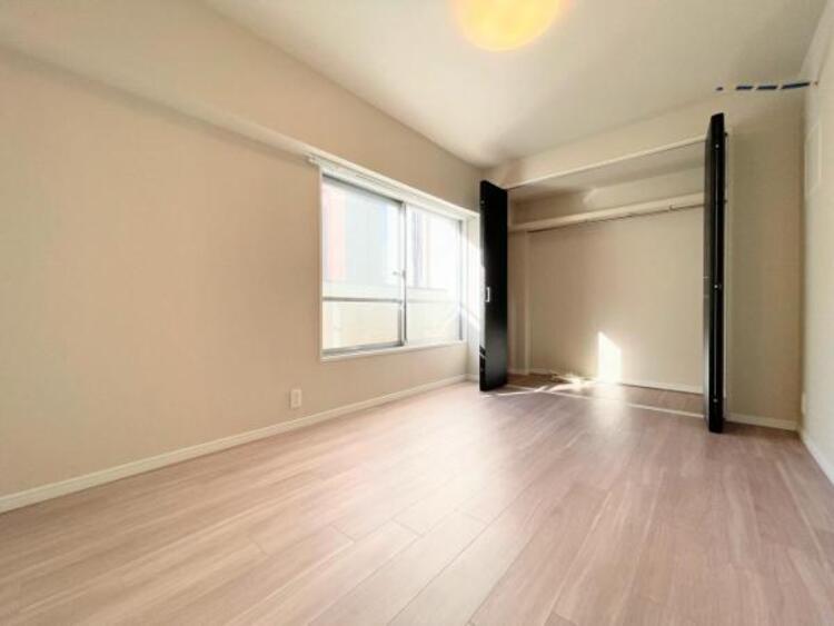 内装 採光、通風が心地よいお部屋です。お子様部屋にも、お父さんの書斎にも、どんな目的でも心地よくお使いいただけるようなデザインになっている為、家族構成の変化にも柔軟に対応できる居室となっております。