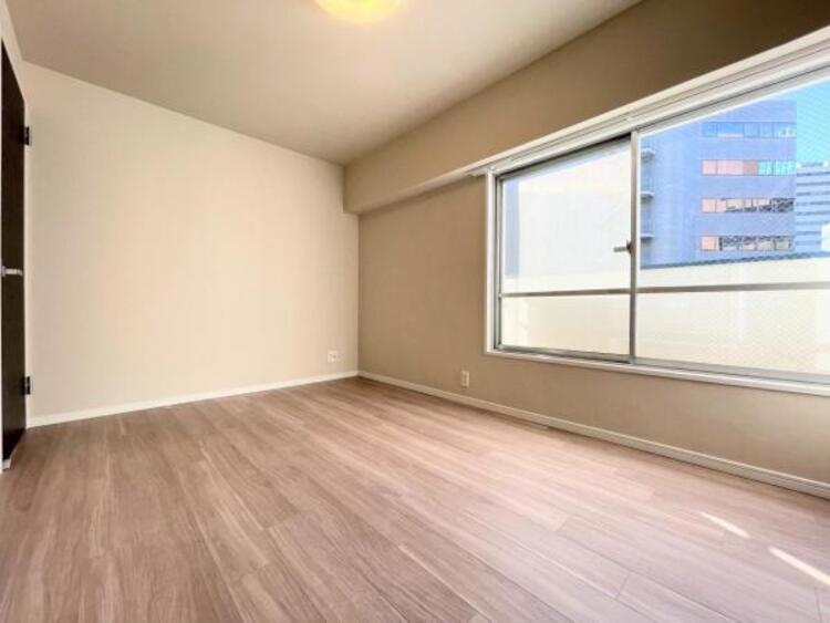 内装 採光、通風が心地よいお部屋です。お子様部屋にも、お父さんの書斎にも、どんな目的でも心地よくお使いいただけるようなデザインになっている為、家族構成の変化にも柔軟に対応できる居室となっております。