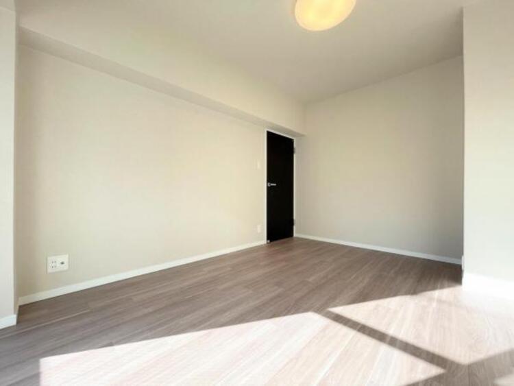 内装 採光もアクセントの一つとして。プライベートルームにはやさしい光が射し込んでいて、この明るい好みの空間で読書や音楽。充実した時間を過ごせます。日中に明りをつける必要が無い事も物件選びの大きな条件。