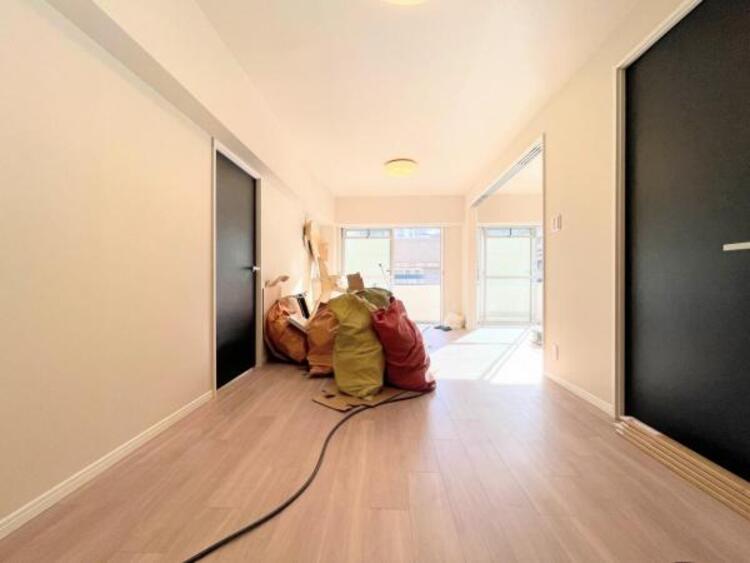 居間 明るく開放的な空間が広がるLDK。室内には豊かな陽光が注ぎ込み爽やかな住空間を演出。ホームパーティーでもゲストと一緒に料理を楽しみながら楽しい時間を過ごせそう。広々としたLDKは床の掃除も楽です。