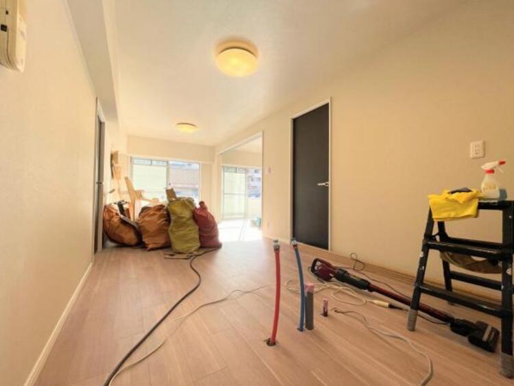 居間 明るく開放的な空間が広がるLDK。室内には豊かな陽光が注ぎ込み爽やかな住空間を演出。ホームパーティーでもゲストと一緒に料理を楽しみながら楽しい時間を過ごせそう。広々としたLDKは床の掃除も楽です。