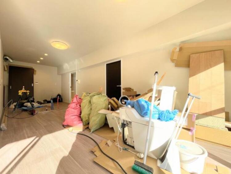 居間 明るく開放的な空間が広がるLDK。室内には豊かな陽光が注ぎ込み爽やかな住空間を演出。ホームパーティーでもゲストと一緒に料理を楽しみながら楽しい時間を過ごせそう。広々としたLDKは床の掃除も楽です。