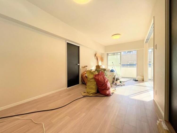 居間 明るく開放的な空間が広がるLDK。室内には豊かな陽光が注ぎ込み爽やかな住空間を演出。ホームパーティーでもゲストと一緒に料理を楽しみながら楽しい時間を過ごせそう。広々としたLDKは床の掃除も楽です。