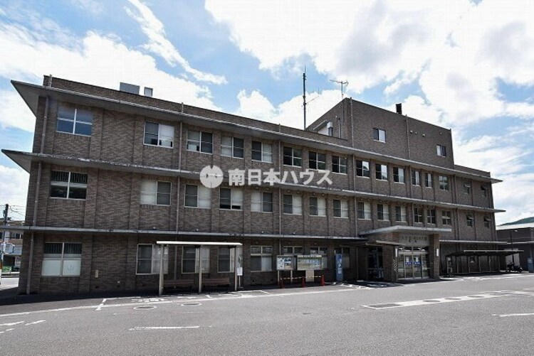 周辺 鹿児島市役所喜入支所鹿児島市役所喜入支所＝喜入支所は喜入公民館との複合施設となっており、地域の拠点として、また、地域社会のふれあいの場としての機能を発揮するために、市… 徒歩 約21分（約1640m）