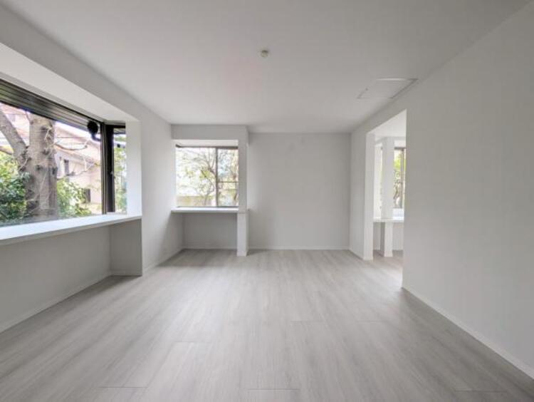 内装 採光を確保した明るい室内は風通しも良く穏やかな時が流れます！様々な生活スタイルにも対応可能な間取り。採光もアクセントの一つとして。この明るい好みの空間で読書をしたり、音楽を聞いたりと一人の時間も充実！