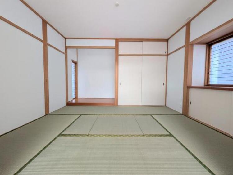内装 【和室】独立型の和室は来客時の布団も収納できる押入れがあり客間としてもお使いいただけます。冬場にはこたつで温々、夏場はそのまま皆でゴロゴロと寛げる空間です。