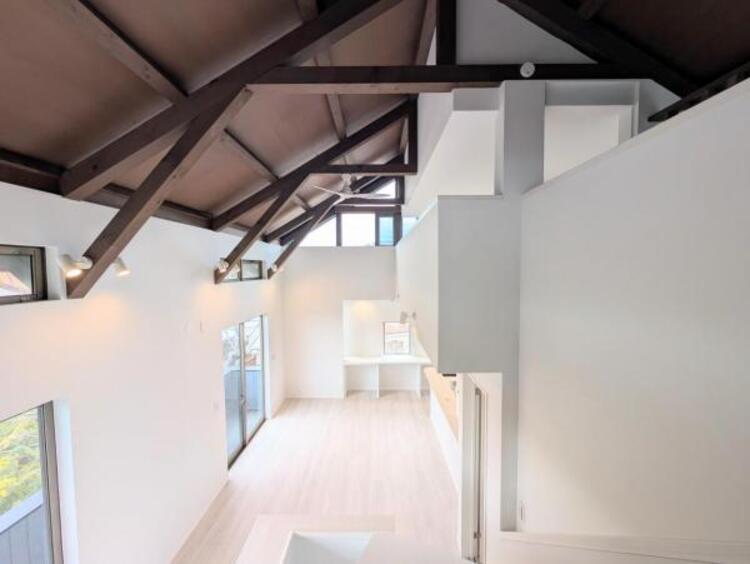 居間 開放感とプライベート感が見事に両立されたリビングダイニング！通常では相反するファクターがともにそろうと極上のくつろぎ空間が生まれます。