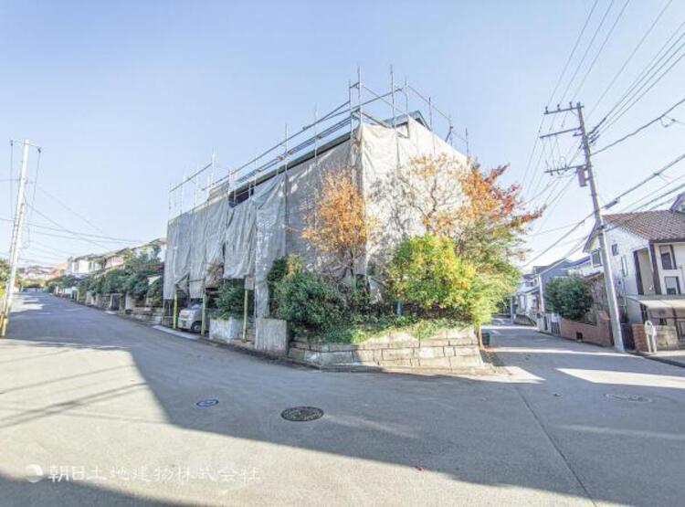 外観 緑に恵まれたエリアで、自然に包まれた穏やかな暮らしを実現！！緑の潤いを感じながらホッと生活できそう。四季の移り変わりを感じられる贅沢な空間で、暮らしの夢を育む、あらたな住生活をスタートしてみませんか？