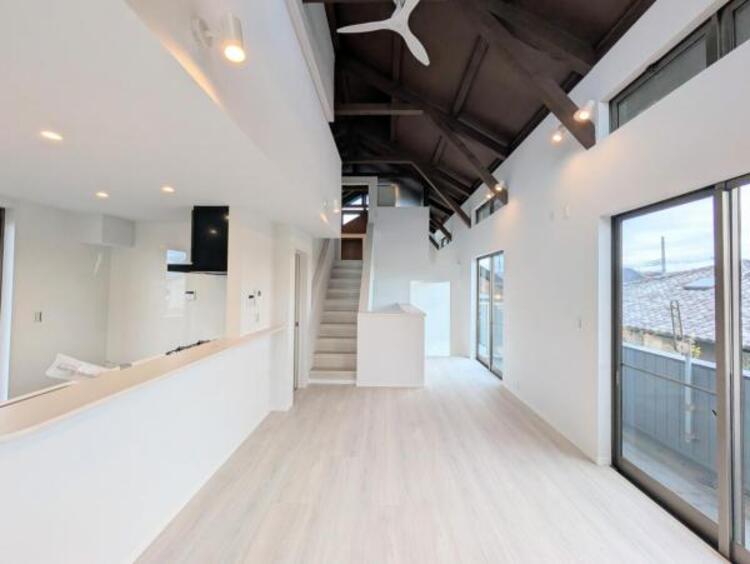 居間 オープンでゆとりある住空間を生み出す、広がりとゆとりです！！たっぷりの光が差し込む気持ちのいいLDK！