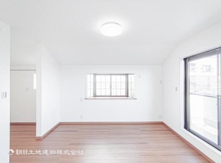 内装 居室はひとり時間を過ごせる安らげるお部屋として活用できます！収納スペースあり！荷物が多くても十分！！ベッドや勉強机、テレビなどを置きたい場合におすすめ！！過ごす時間が長くてもゆったり過ごせそうですね！