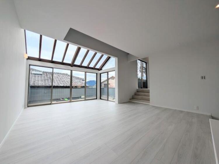 居間 リビングにあふれる採光と心地よい風のつどう調和された空間！！生活を彩る充実した日々が過ごせそうです。家族の滞在期間が長くなることを予測して、設計士が思いと工夫をこらした自慢のリビングダイニング！！！