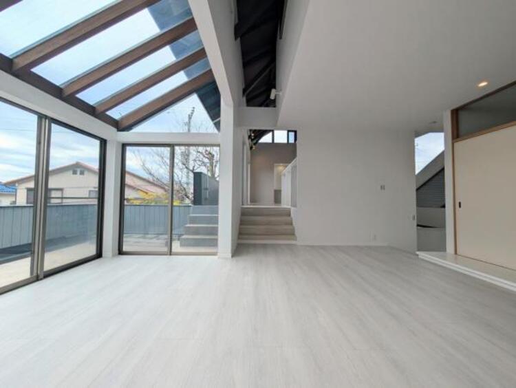 居間 お天気が晴れの日は照明をつけなくても充分明るいリビングです！どこか落ち着きのある広々とした内装です！皆で過ごす空間が、目に浮かんでくる様な優しいリビングダイニングです！くつろいだり楽しい時間を是非！