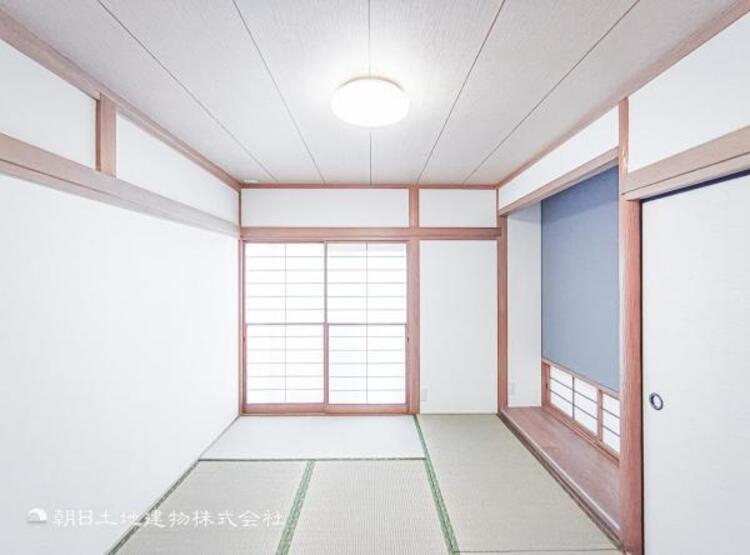 内装 採光を確保した明るい室内は風通しも良く穏やかな時が流れます！様々な生活スタイルにも対応可能な間取り。採光もアクセントの一つとして。この明るい好みの空間で読書をしたり、音楽を聞いたりと一人の時間も充実！