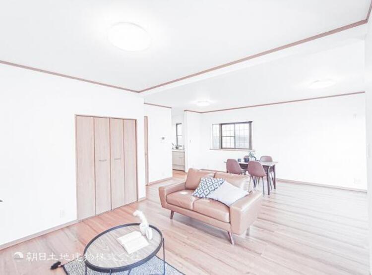 居間 家族の会話や笑顔が行き交うリビングで、子供を走り回らせたい。ダイニングテーブルでゆったり食事を堪能。光と風が溢れる開放的なリビングダイニングには、くつろぎの空間を生み自然と家族みんなが集まってきます