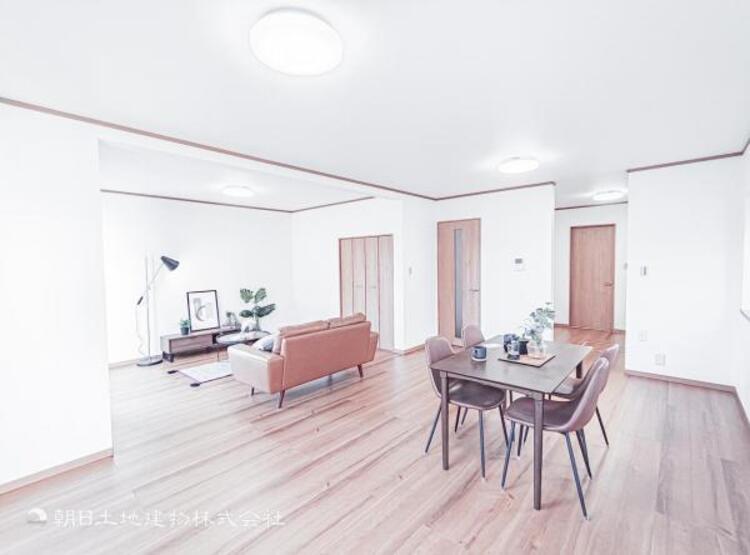 居間 お天気が晴れの日は照明をつけなくても充分明るいリビングです！どこか落ち着きのある広々とした内装です！皆で過ごす空間が、目に浮かんでくる様な優しいリビングダイニングです！くつろいだり楽しい時間を是非！