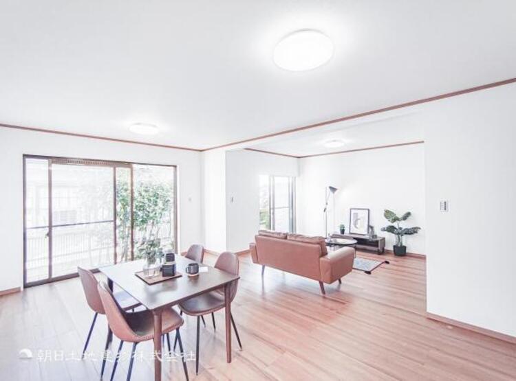 居間 リビングにあふれる採光と心地よい風のつどう調和された空間！！生活を彩る充実した日々が過ごせそうです。家族の滞在期間が長くなることを予測して、設計士が思いと工夫をこらした自慢のリビングダイニング！！！