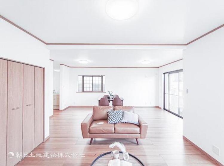 居間 開放感とプライベート感が見事に両立されたリビングダイニング！通常では相反するファクターがともにそろうと極上のくつろぎ空間が生まれます。だれにも譲りたくない至福の空間で過ごす日々は生活をより豊かにします