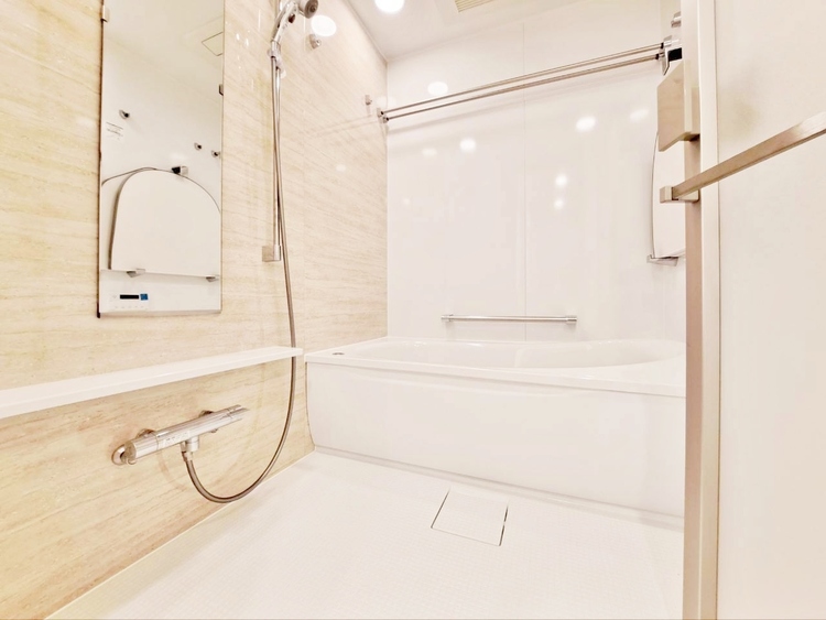 風呂 一日の疲れを癒すバスルームは、心地よいリラックスを叶える清潔感溢れる空間です。