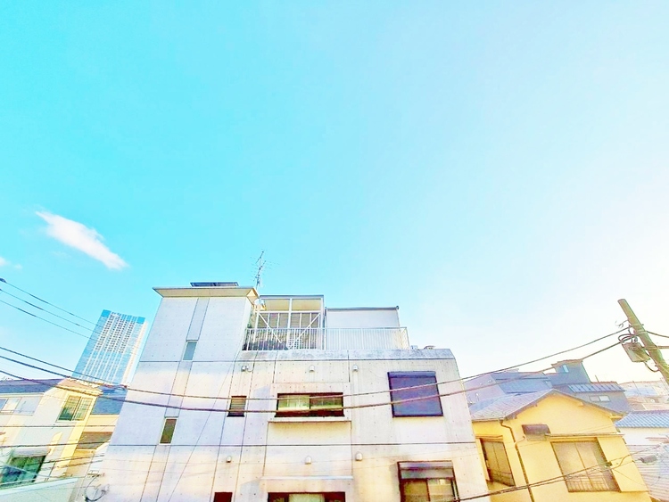 バルコニー 窓を開けると広がる青空。心をリフレッシュして日々を過ごしていきましょう。