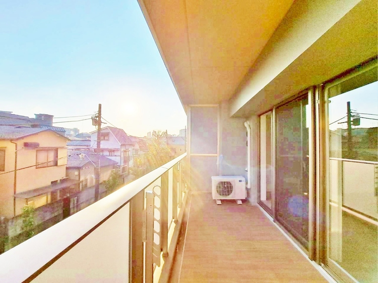 バルコニー 頬をなでる、優しい風を感じることが出来ます。