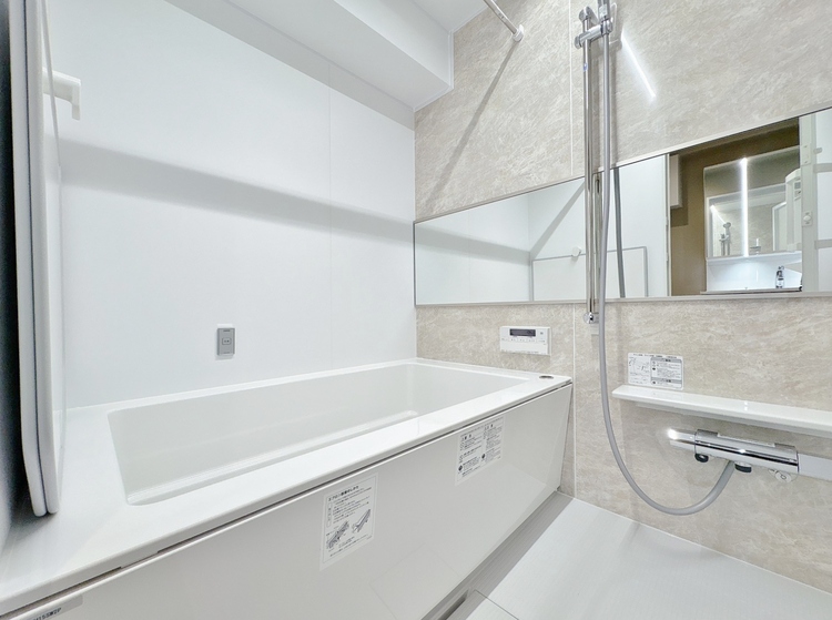 風呂 一日の疲れを癒すバスルームは、心地よいリラックスを叶える清潔感溢れる空間です。