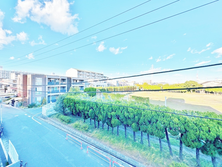 バルコニー 窓を開けると広がる青空。心をリフレッシュして日々を過ごしていきましょう。