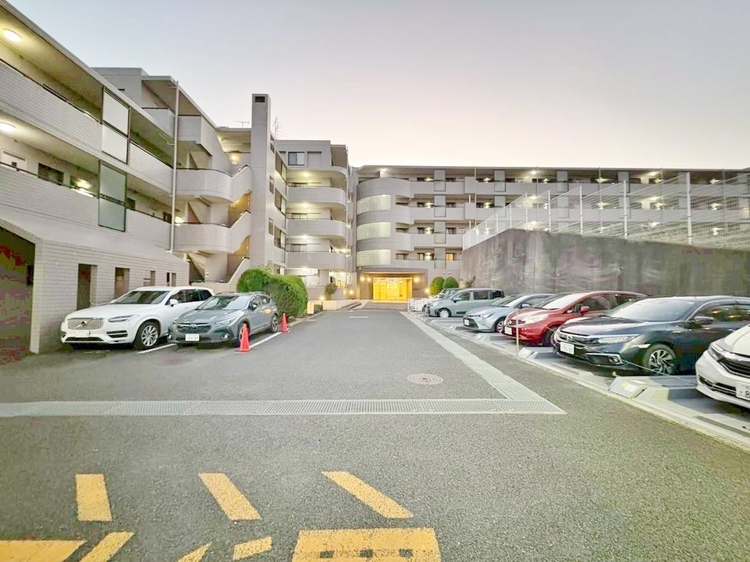 駐車場 本物件の駐車スペースです。車種制限のある場合もございますので、お気軽にお問い合わせくださいませ。