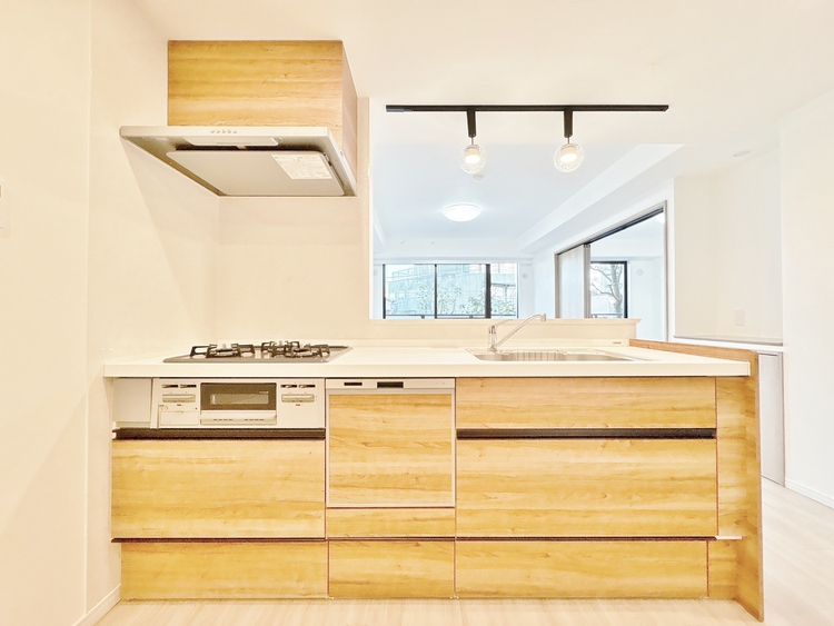 キッチン スマートな意匠と充実の機能を備えたキッチンが、暮らしにおいしい彩りを添えます。