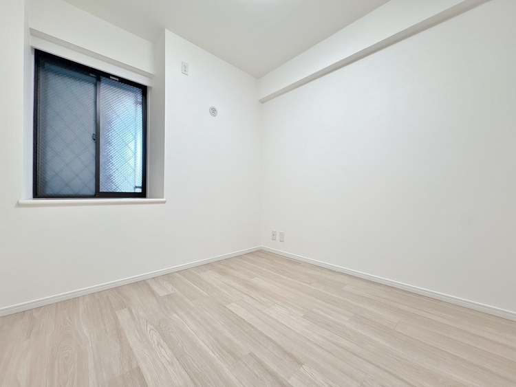 寝室 ベッドも十分に設置するスペースがあります。