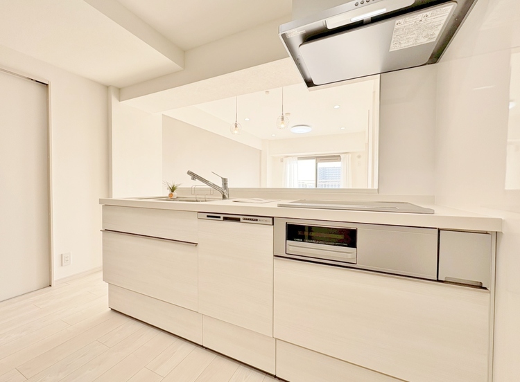 キッチン スマートな意匠と充実の機能を備えたキッチンが、暮らしにおいしい彩りを添えます。