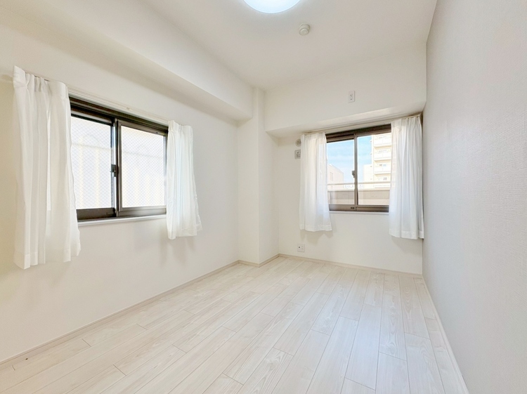 寝室 ベッドも十分に設置するスペースがあります。