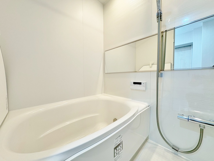 風呂 一日の疲れを癒すバスルームは、心地よいリラックスを叶える清潔感溢れる空間です。