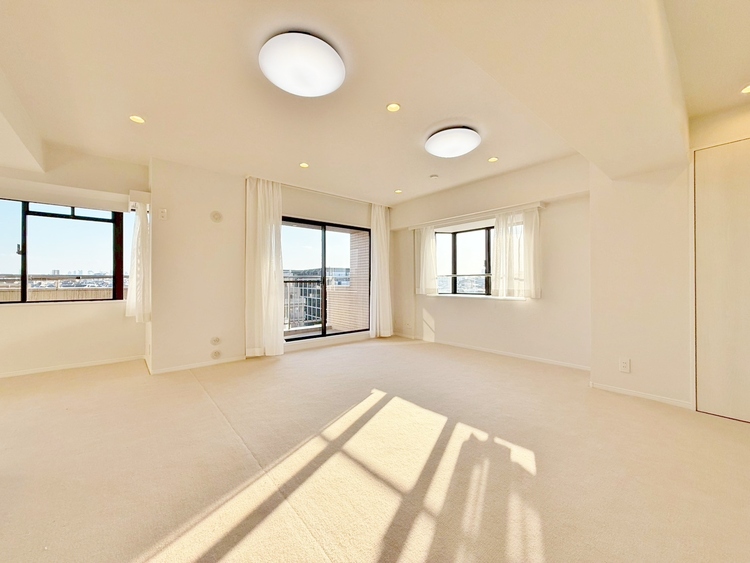 居間 居心地の良い空気感は、暮らしのステージを彩り、心からのやすらぎと満足感を与えてくれます。