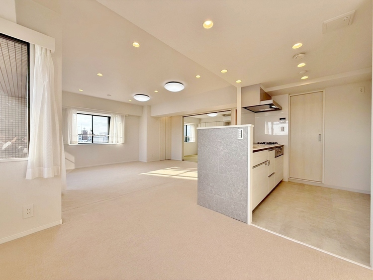 居間 飾り過ぎないシンプルな内装と偏り過ぎないデザインで統一しました。