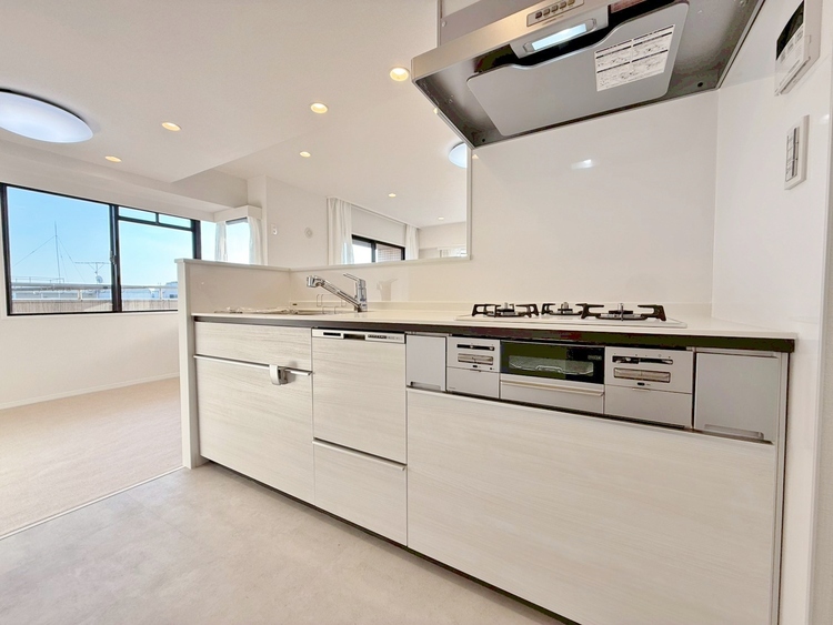 キッチン スマートな意匠と充実の機能を備えたキッチンが、暮らしにおいしい彩りを添えます。