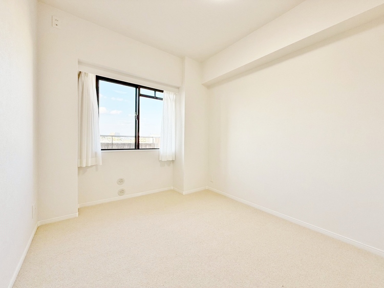 寝室 ベッドも十分に設置するスペースがあります。