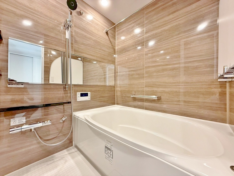 風呂 一日の疲れを癒すバスルームは、心地よいリラックスを叶える清潔感溢れる空間です。