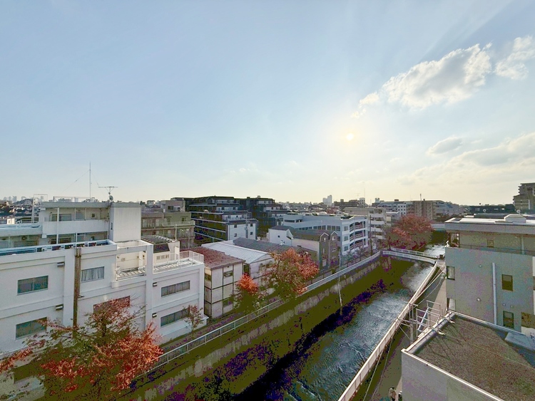 バルコニー 窓を開けると広がる青空。心をリフレッシュして日々を過ごしていきましょう。