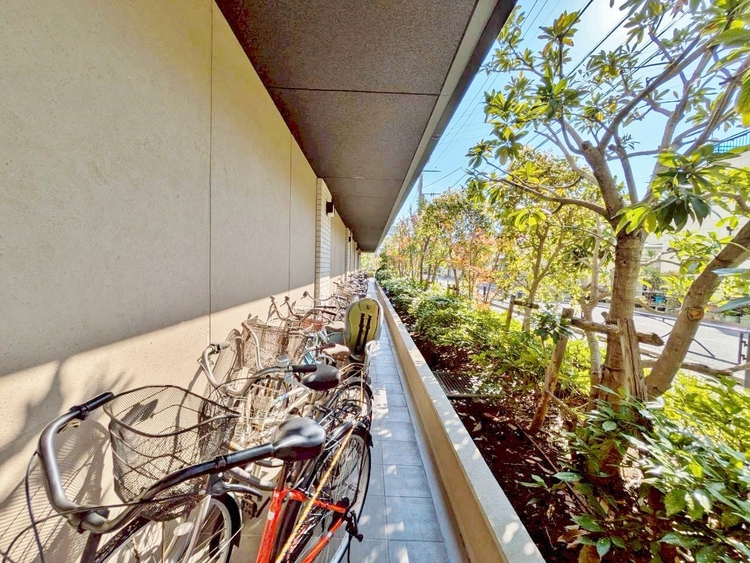 設備 きちんと整備された駐輪場。住む方の心遣いが感じられます。